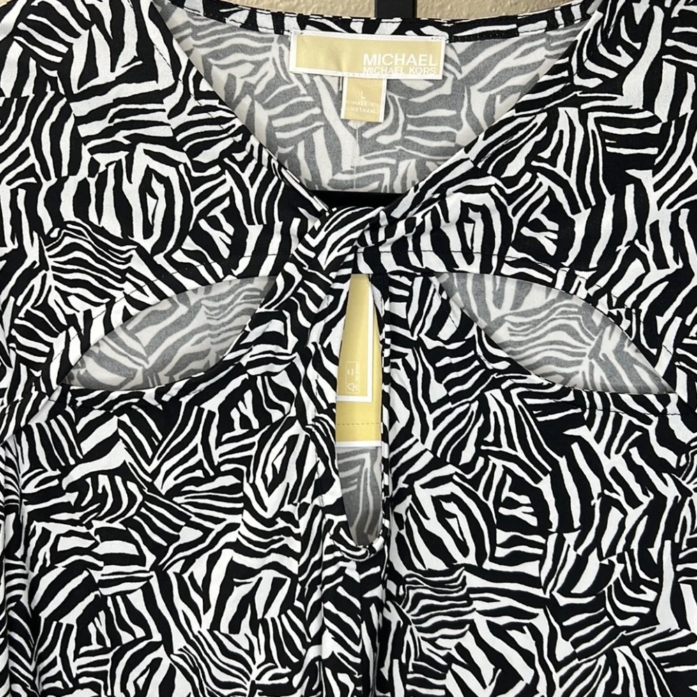 Michael Michael Kors Womens Printed Twist Keyhole stretchy top LG & SM BLK/WHT - Picture 7 of 9